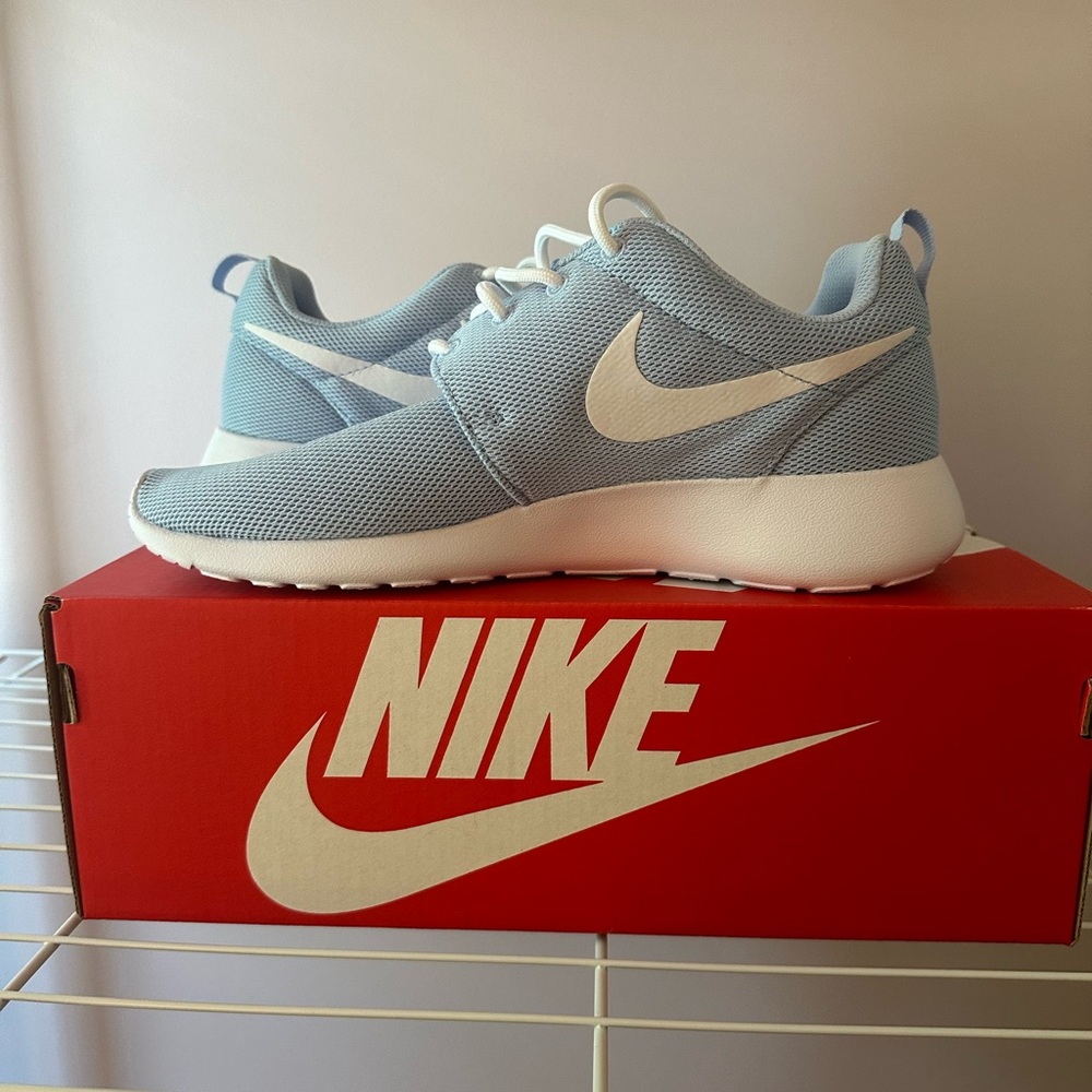 WOMENS NIKE Sz 9
